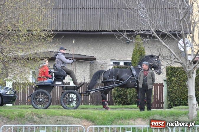 Zdjęcie w galerii na portalu naszraciborz.pl: W Kornicach trwają zawody zaprzęgowe połączone z majówką konną wiadomości z regionu