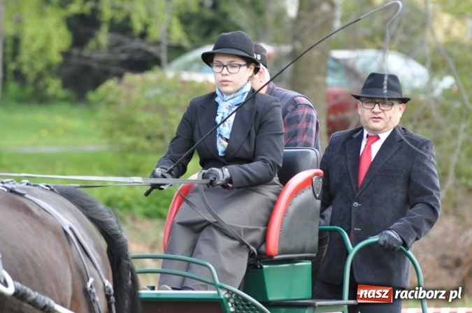Zdjęcie w galerii na portalu naszraciborz.pl: W Kornicach trwają zawody zaprzęgowe połączone z majówką konną wiadomości z regionu