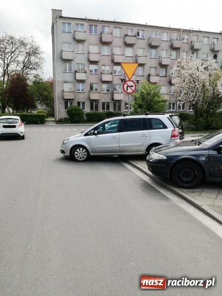 Zdjęcie w galerii na portalu naszraciborz.pl: Z redakcyjnej poczty - parkowanie na pl. Długosza wiadomości z regionu