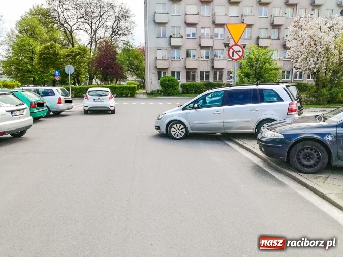 Zdjęcie w galerii na portalu naszraciborz.pl: Z redakcyjnej poczty - parkowanie na pl. Długosza wiadomości z regionu