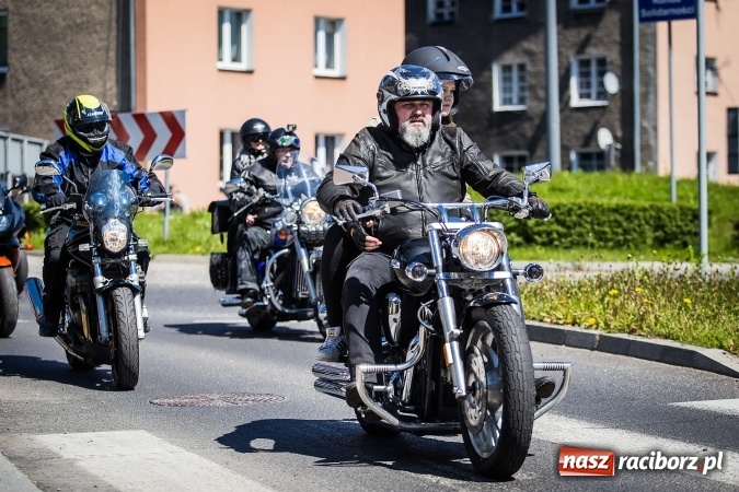 Zdjęcie w galerii na portalu naszraciborz.pl: Inauguracja sezonu motocyklowego w Raciborzu. Przejazd kawalkady trwał 10 minut wiadomości z regionu