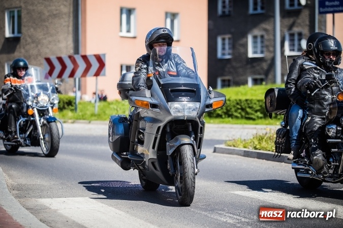 Zdjęcie w galerii na portalu naszraciborz.pl: Inauguracja sezonu motocyklowego w Raciborzu. Przejazd kawalkady trwał 10 minut wiadomości z regionu