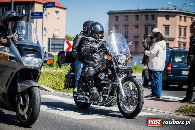 Zdjęcie w galerii na portalu naszraciborz.pl: Inauguracja sezonu motocyklowego w Raciborzu. Przejazd kawalkady trwał 10 minut wiadomości z regionu