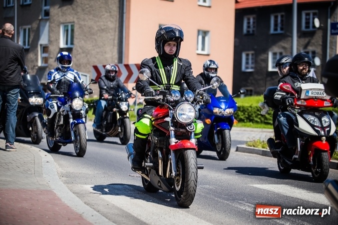 Zdjęcie w galerii na portalu naszraciborz.pl: Inauguracja sezonu motocyklowego w Raciborzu. Przejazd kawalkady trwał 10 minut wiadomości z regionu
