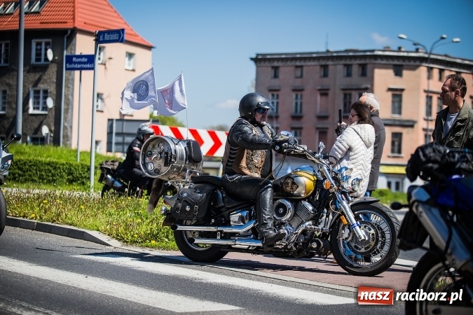 Zdjęcie w galerii na portalu naszraciborz.pl: Inauguracja sezonu motocyklowego w Raciborzu. Przejazd kawalkady trwał 10 minut wiadomości z regionu