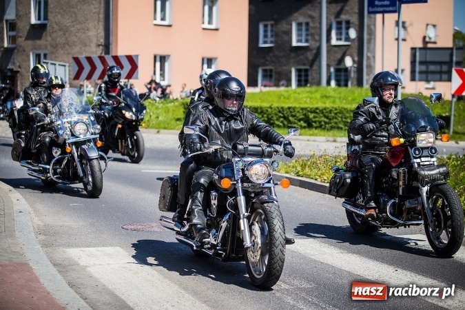 Zdjęcie w galerii na portalu naszraciborz.pl: Inauguracja sezonu motocyklowego w Raciborzu. Przejazd kawalkady trwał 10 minut wiadomości z regionu