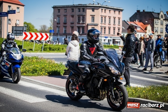 Zdjęcie w galerii na portalu naszraciborz.pl: Inauguracja sezonu motocyklowego w Raciborzu. Przejazd kawalkady trwał 10 minut wiadomości z regionu