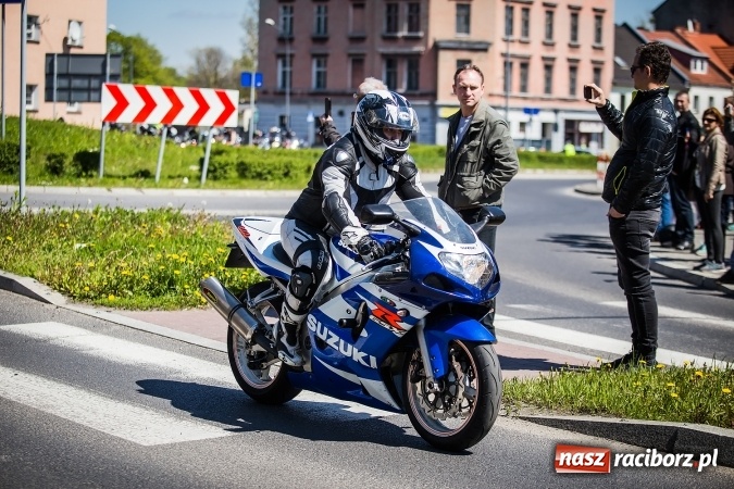Zdjęcie w galerii na portalu naszraciborz.pl: Inauguracja sezonu motocyklowego w Raciborzu. Przejazd kawalkady trwał 10 minut wiadomości z regionu