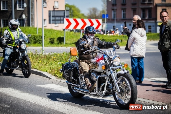 Zdjęcie w galerii na portalu naszraciborz.pl: Inauguracja sezonu motocyklowego w Raciborzu. Przejazd kawalkady trwał 10 minut wiadomości z regionu