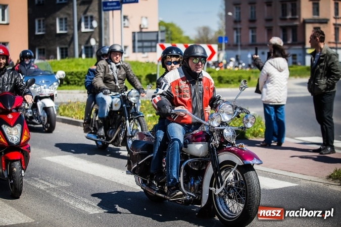 Zdjęcie w galerii na portalu naszraciborz.pl: Inauguracja sezonu motocyklowego w Raciborzu. Przejazd kawalkady trwał 10 minut wiadomości z regionu