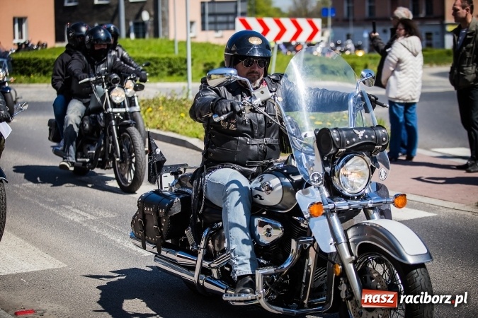 Zdjęcie w galerii na portalu naszraciborz.pl: Inauguracja sezonu motocyklowego w Raciborzu. Przejazd kawalkady trwał 10 minut wiadomości z regionu