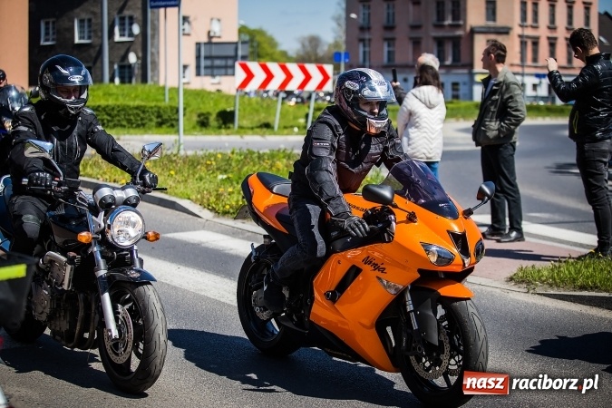 Zdjęcie w galerii na portalu naszraciborz.pl: Inauguracja sezonu motocyklowego w Raciborzu. Przejazd kawalkady trwał 10 minut wiadomości z regionu