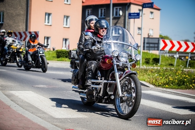 Zdjęcie w galerii na portalu naszraciborz.pl: Inauguracja sezonu motocyklowego w Raciborzu. Przejazd kawalkady trwał 10 minut wiadomości z regionu