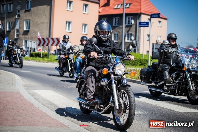 Zdjęcie w galerii na portalu naszraciborz.pl: Inauguracja sezonu motocyklowego w Raciborzu. Przejazd kawalkady trwał 10 minut wiadomości z regionu
