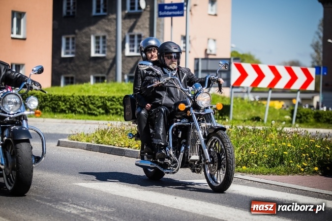 Zdjęcie w galerii na portalu naszraciborz.pl: Inauguracja sezonu motocyklowego w Raciborzu. Przejazd kawalkady trwał 10 minut wiadomości z regionu