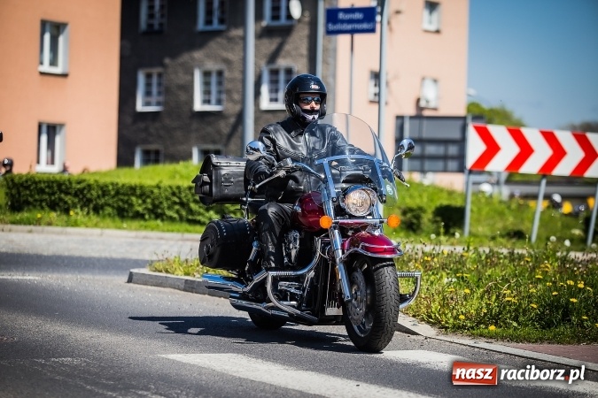 Zdjęcie w galerii na portalu naszraciborz.pl: Inauguracja sezonu motocyklowego w Raciborzu. Przejazd kawalkady trwał 10 minut wiadomości z regionu