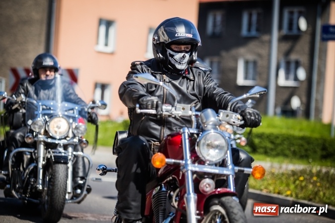 Zdjęcie w galerii na portalu naszraciborz.pl: Inauguracja sezonu motocyklowego w Raciborzu. Przejazd kawalkady trwał 10 minut wiadomości z regionu