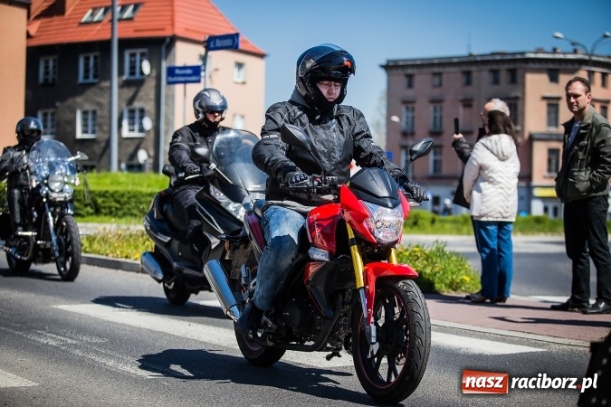Zdjęcie w galerii na portalu naszraciborz.pl: Inauguracja sezonu motocyklowego w Raciborzu. Przejazd kawalkady trwał 10 minut wiadomości z regionu