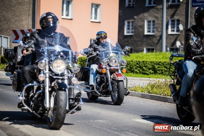 Zdjęcie w galerii na portalu naszraciborz.pl: Inauguracja sezonu motocyklowego w Raciborzu. Przejazd kawalkady trwał 10 minut wiadomości z regionu