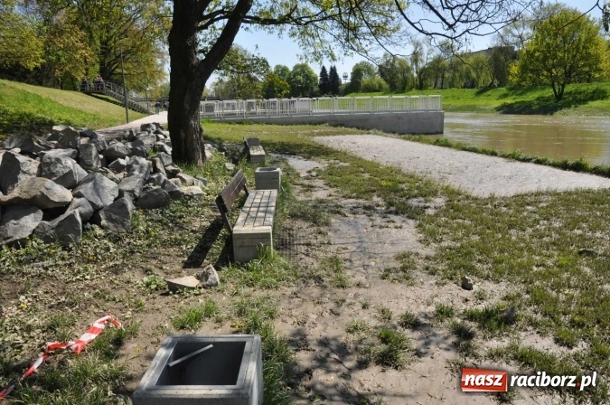 Zdjęcie w galerii na portalu naszraciborz.pl: Bulwary czeka teraz wielkie sprzątanie - przystań i plaża po wezbraniu Odry wiadomości z regionu