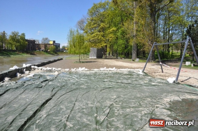 Zdjęcie w galerii na portalu naszraciborz.pl: Bulwary czeka teraz wielkie sprzątanie - przystań i plaża po wezbraniu Odry wiadomości z regionu