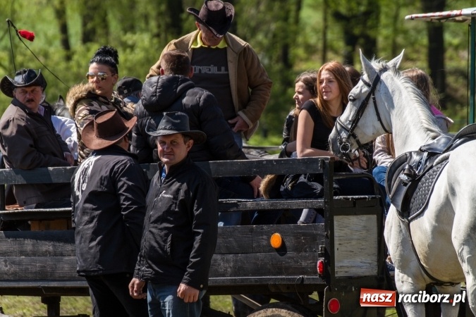 Zdjęcie w galerii na portalu naszraciborz.pl: Przez pola i łąki - korowód na Konnej Majówce w Kornicach wiadomości z regionu