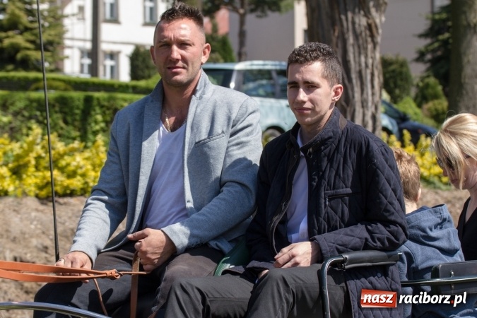 Zdjęcie w galerii na portalu naszraciborz.pl: Przez pola i łąki - korowód na Konnej Majówce w Kornicach wiadomości z regionu