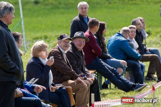 Zdjęcie w galerii na portalu naszraciborz.pl: Przez pola i łąki - korowód na Konnej Majówce w Kornicach wiadomości z regionu