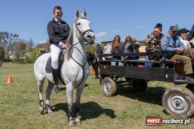 Zdjęcie w galerii na portalu naszraciborz.pl: Przez pola i łąki - korowód na Konnej Majówce w Kornicach wiadomości z regionu