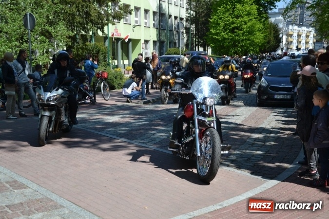 Zdjęcie w galerii na portalu naszraciborz.pl: Inauguracja sezonu motocyklowego w Raciborzu – festyn na Zamku Piastowskim wiadomości z regionu