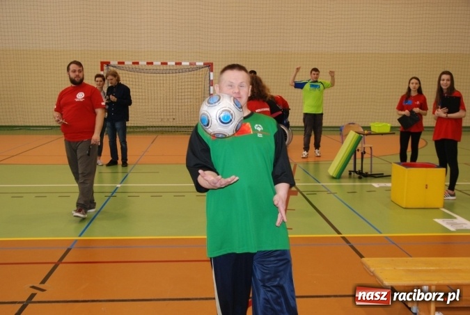 Zdjęcie w galerii na portalu naszraciborz.pl: XXIII Śląski Dzień Treningowy Programu Aktywności Motorycznej Olimpiad Specjalnych z udziałem raciborskiego Huraganu  wiadomości z regionu
