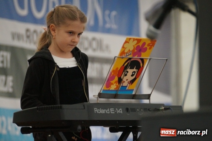 Zdjęcie w galerii na portalu naszraciborz.pl: Gmina talentów! W Nędzy rozpoczął się drugi dzień majówki wiadomości z regionu