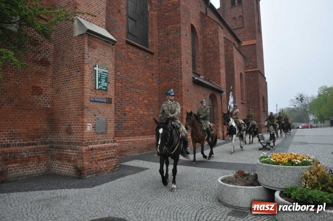 Zdjęcie w galerii na portalu naszraciborz.pl: Święto Narodowe Trzeciego Maja w Raciborzu. Uroczysta parada z udziałem ułanów wiadomości z regionu