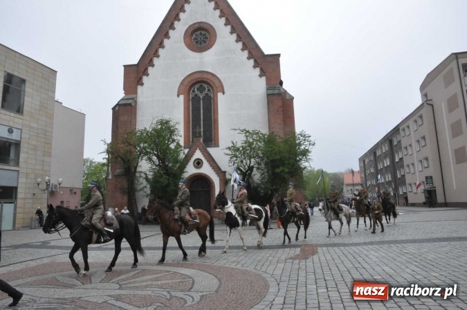 Zdjęcie w galerii na portalu naszraciborz.pl: Święto Narodowe Trzeciego Maja w Raciborzu. Uroczysta parada z udziałem ułanów wiadomości z regionu