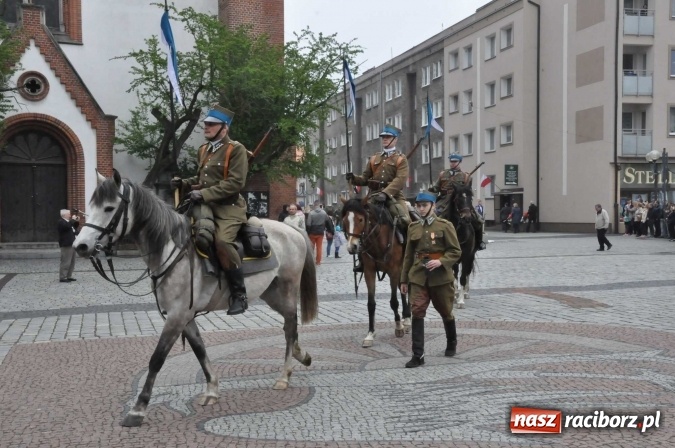 Zdjęcie w galerii na portalu naszraciborz.pl: Święto Narodowe Trzeciego Maja w Raciborzu. Uroczysta parada z udziałem ułanów wiadomości z regionu