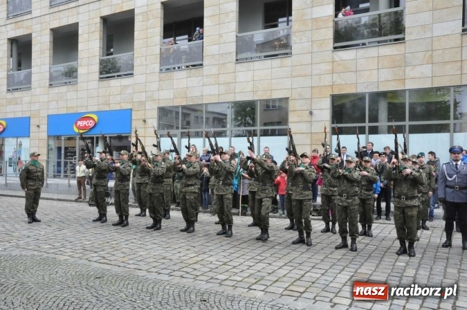 Zdjęcie w galerii na portalu naszraciborz.pl: Święto Narodowe Trzeciego Maja w Raciborzu. Uroczysta parada z udziałem ułanów wiadomości z regionu