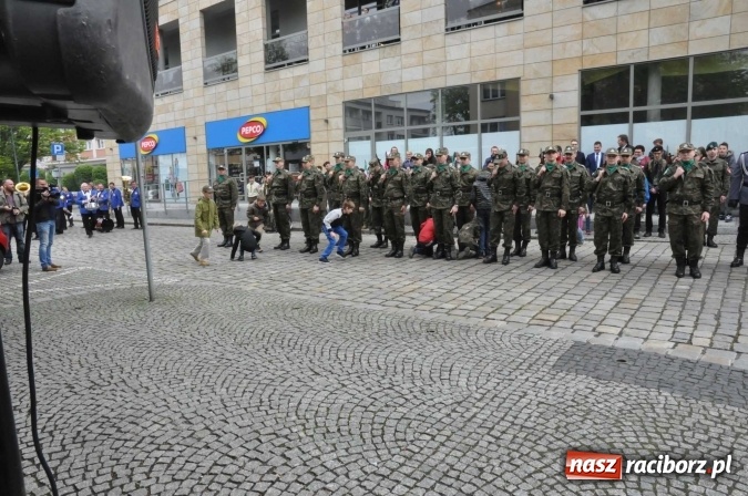Zdjęcie w galerii na portalu naszraciborz.pl: Święto Narodowe Trzeciego Maja w Raciborzu. Uroczysta parada z udziałem ułanów wiadomości z regionu