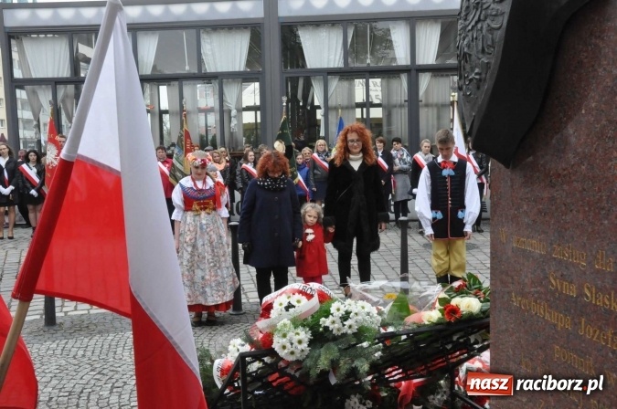 Zdjęcie w galerii na portalu naszraciborz.pl: Święto Narodowe Trzeciego Maja w Raciborzu. Uroczysta parada z udziałem ułanów wiadomości z regionu