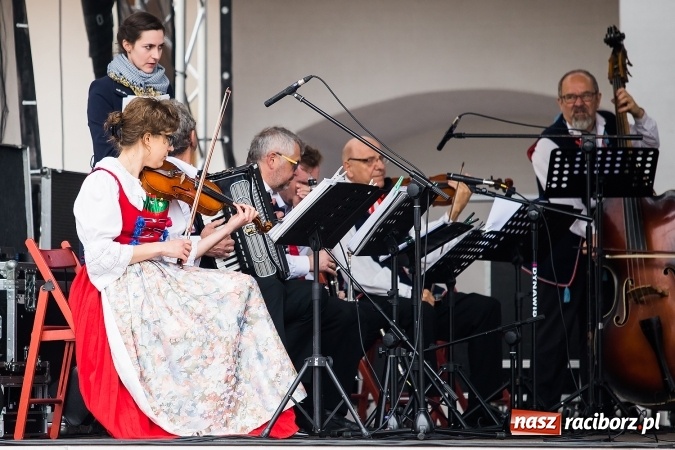 Zdjęcie w galerii na portalu naszraciborz.pl: Piknik z ułanami na zamkowym dziedzińcu  wiadomości z regionu