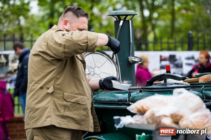 Zdjęcie w galerii na portalu naszraciborz.pl: Piknik z ułanami na zamkowym dziedzińcu  wiadomości z regionu