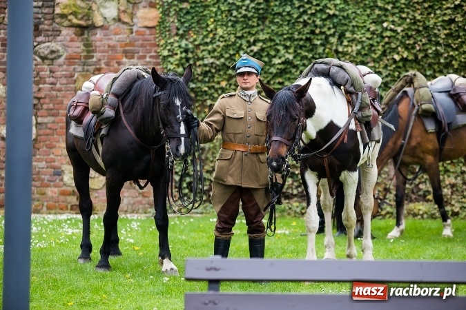 Zdjęcie w galerii na portalu naszraciborz.pl: Piknik z ułanami na zamkowym dziedzińcu  wiadomości z regionu