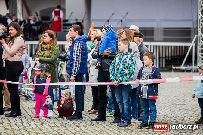 Zdjęcie w galerii na portalu naszraciborz.pl: Piknik z ułanami na zamkowym dziedzińcu  wiadomości z regionu