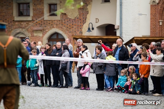 Zdjęcie w galerii na portalu naszraciborz.pl: Piknik z ułanami na zamkowym dziedzińcu  wiadomości z regionu