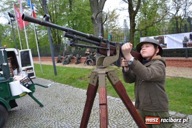 Zdjęcie w galerii na portalu naszraciborz.pl: Piknik z ułanami na zamkowym dziedzińcu  wiadomości z regionu