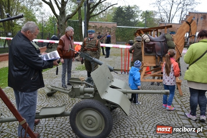 Zdjęcie w galerii na portalu naszraciborz.pl: Piknik z ułanami na zamkowym dziedzińcu  wiadomości z regionu