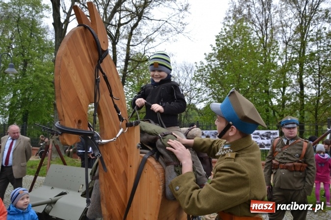 Zdjęcie w galerii na portalu naszraciborz.pl: Piknik z ułanami na zamkowym dziedzińcu  wiadomości z regionu