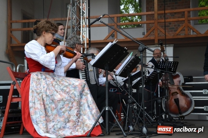 Zdjęcie w galerii na portalu naszraciborz.pl: Piknik z ułanami na zamkowym dziedzińcu  wiadomości z regionu