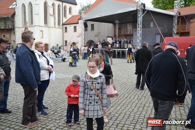 Zdjęcie w galerii na portalu naszraciborz.pl: Piknik z ułanami na zamkowym dziedzińcu  wiadomości z regionu