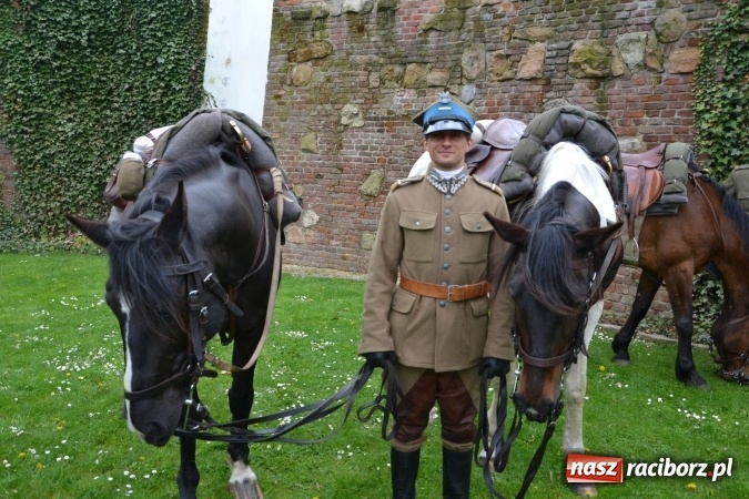 Zdjęcie w galerii na portalu naszraciborz.pl: Piknik z ułanami na zamkowym dziedzińcu  wiadomości z regionu