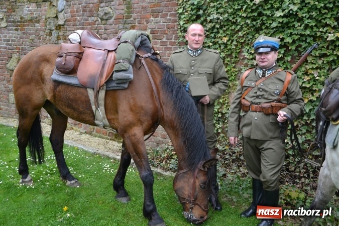 Zdjęcie w galerii na portalu naszraciborz.pl: Piknik z ułanami na zamkowym dziedzińcu  wiadomości z regionu